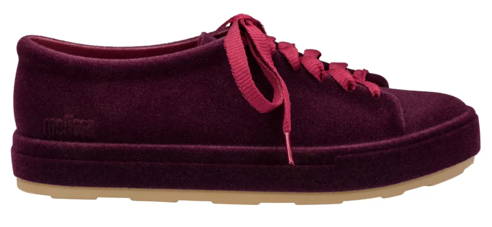 Be flocked lace-up sneaker in burgundy