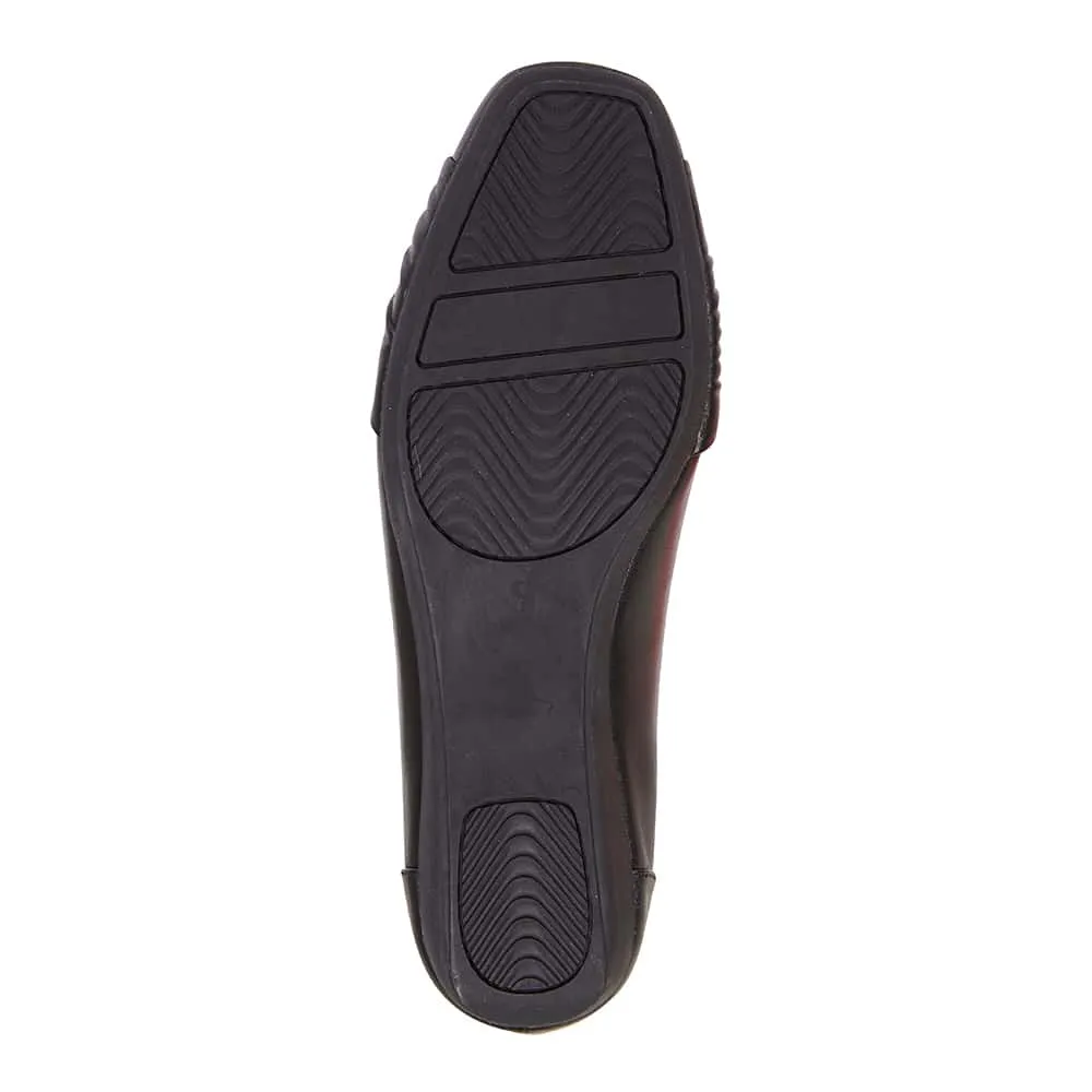 Tammy Flat in Black Leather