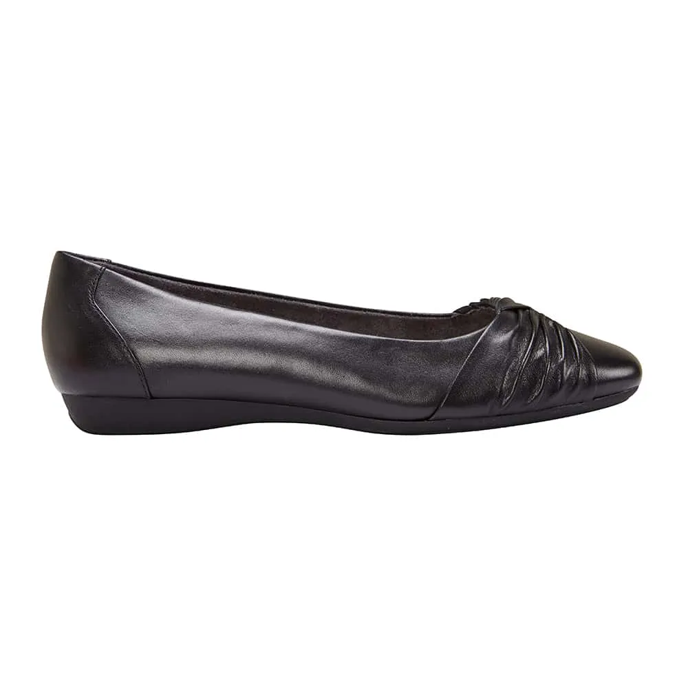 Tammy Flat in Black Leather