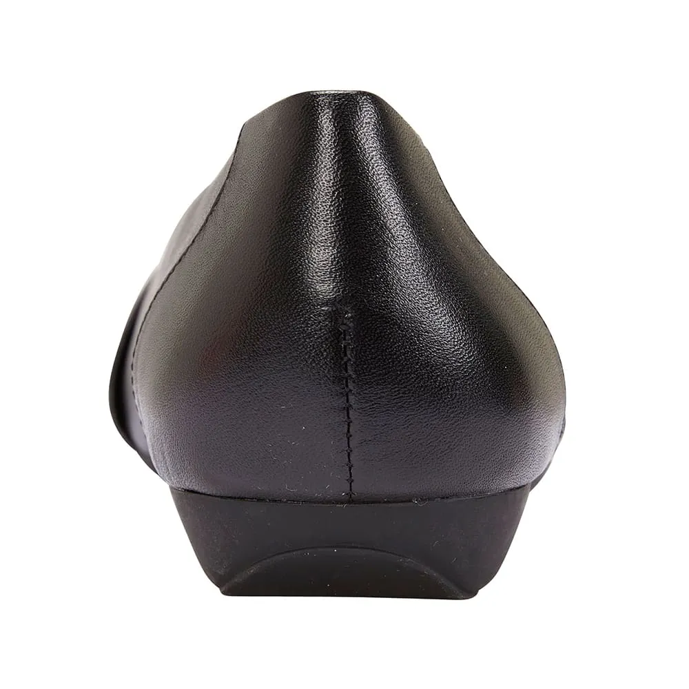 Tammy Flat in Black Leather